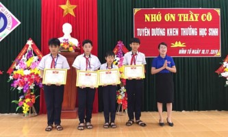 Khen thưởng nhiều học sinh nhặt được của rơi trả lại người đánh mất